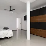 Hjs Plaza I *