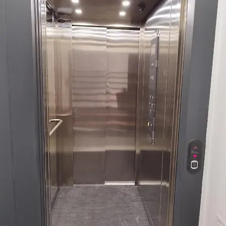 Hjs Plaza Suites Apartments I *