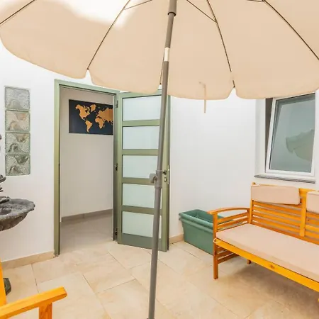 Hjs Plaza I アパート